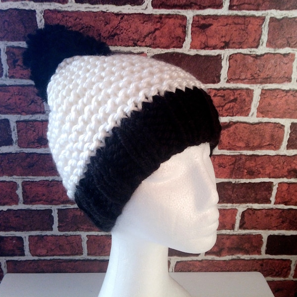 Bonnet blanc / noir à pompon en laine épaisse, chaud, doux, tricot, hiver, fait-main, artisanal