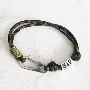 Camo & Silver Letter Bracelet for Him, Outdoorsy Jewellery, Carabiner Paracord Bracelet, Father's Day Gift, Men's bracelet, Gift For Father