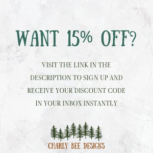 K&ouml;nnte beinhalten: Textbasierte Grafik mit dem Text "WANT 15% OFF?" in Dunkelgr&uuml;n. Der Text fordert die Betrachter auf, sich anzumelden und einen Rabattcode zu erhalten. Die Grafik enth&auml;lt eine Reihe von Kiefern und den Markennamen "CHARLY BEE DESIGNS."