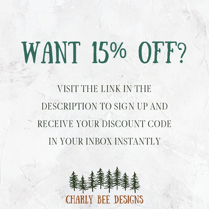 K&ouml;nnte beinhalten: Textbasierte Grafik mit dem Text "WANT 15% OFF?" in Dunkelgr&uuml;n. Der Text fordert die Betrachter auf, sich anzumelden und einen Rabattcode zu erhalten. Die Grafik enth&auml;lt eine Reihe von Kiefern und den Markennamen "CHARLY BEE DESIGNS."