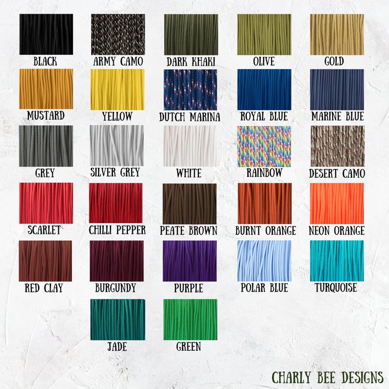 Puede incluir: Una carta de colores con varios colores de paracord, incluyendo negro, camuflaje militar, caqui oscuro, oliva, dorado, mostaza, amarillo, Dutch marina, azul real y azul marino. Otros colores son gris, gris plata, blanco, arco&iacute;ris, camuflaje desierto, escarlata y m&aacute;s.