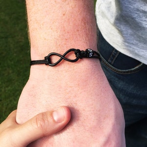 Pulseira masculina personalizada preta com símbolo do infinito, pulseira com letra, presente para namorado no Reino Unido, pulseira simbólica masculina no Reino Unido, joias para homens com estilo aventureiro.