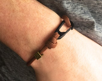 Pulsera de paracord personalizada para hombre con inicial de bronce para el octavo aniversario de su esposo. Regalo para su esposo en el Reino Unido.