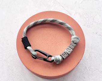 Pulsera de paracord personalizada para hombre con cierre negro e iniciales de acero inoxidable. Regalo de aniversario para novio o esposo.