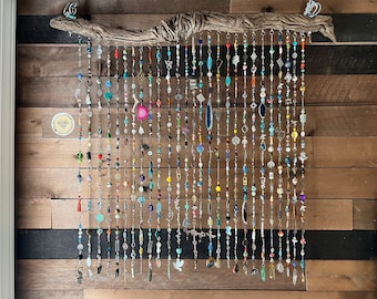 Mobile suspendu en perles Sanctuary, Mobile pour fenêtre bohème, 36" de large