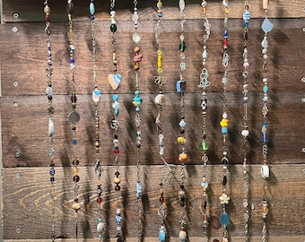 Mobile sous-marin bohème : décoration de fenêtre en verre et bois recyclés