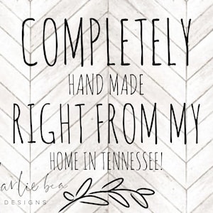 K&ouml;nnte beinhalten: Schwarz-wei&szlig;es Textbild auf wei&szlig;em Holzgrund. Der Text lautet "Komplett handgefertigt direkt aus meinem Zuhause in Tennessee!" mit der Unterschrift "charlie bea designs" darunter.