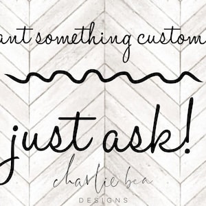 K&ouml;nnte beinhalten: Schwarz-wei&szlig;er Text auf wei&szlig;em Chevron-Hintergrund mit der Aufschrift "want something custom? just ask! charlie bea DESIGNS".
