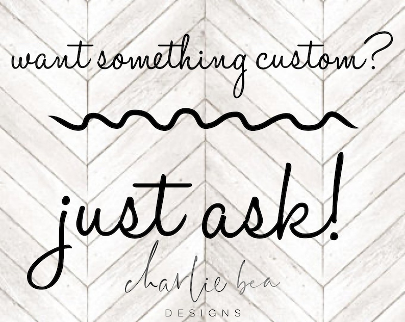K&ouml;nnte beinhalten: Schwarz-wei&szlig;er Text auf wei&szlig;em Chevron-Hintergrund mit der Aufschrift "want something custom? just ask! charlie bea DESIGNS".