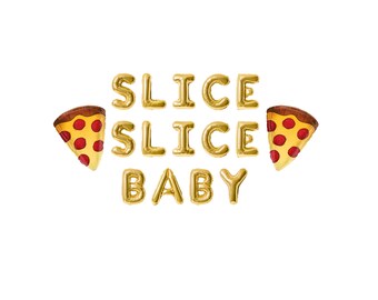 Może przedstawiać: Złote balony literowe z folii, które tworzą napis "Slice Slice Baby" z dwoma czerwonymi i żółtymi balonami w kształcie kawałka pizzy po obu stronach.