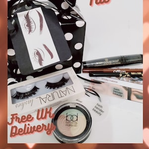 以下が含まれることがあります： 黒と白のドット柄のギフトバッグに、「Eye Elegance Kit」と書かれたタグが付いています。バッグの中には、つけまつげ、黒のマスカラ、茶色のアイライナー、ハイライト、メイクアップの説明書が入っています。画像には「Free UK Delivery」の文字が書かれています。