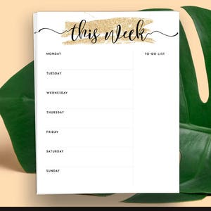 Puede incluir: Planificador semanal imprimible con un dise&ntilde;o de purpurina dorada y el texto "this week" en la parte superior. El planificador incluye espacios para cada d&iacute;a de la semana, de lunes a domingo, y una secci&oacute;n de lista de tareas. El planificador est&aacute; disponible en tres tama&ntilde;os: A4, A5 y US Letter.