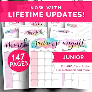 Könnte beinhalten: Ein digitales Planer-Bundle für die Circa Junior, ARC und TUL Notizbücher. Das Bundle umfasst 147 Seiten und verfügt über ein Regenbogen-Aquarell-Design. Der Text "NOW WITH LIFETIME UPDATES!" wird oben im Bild in Pink angezeigt.