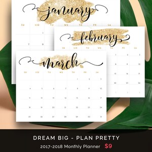 Puede incluir: Un calendario de enero, febrero y marzo con purpurina dorada. El calendario forma parte de una agenda mensual 2017-2018. Tambi&eacute;n se puede ver el texto "DREAM BIG - PLAN PRETTY" y "9 &euro;".