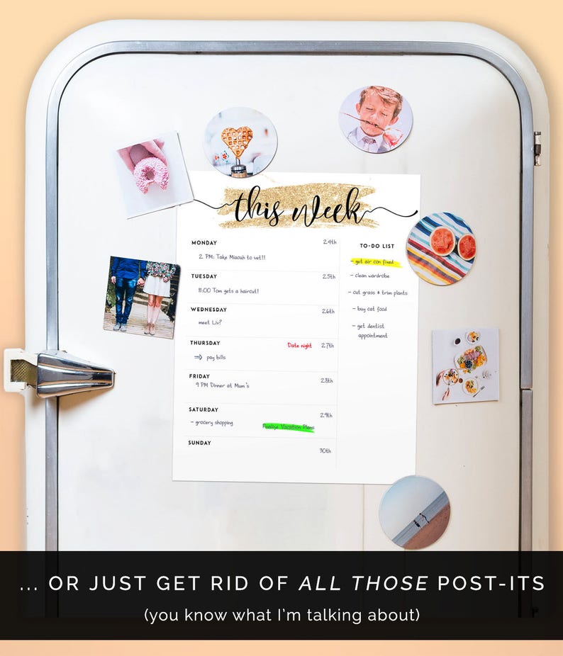 Puede incluir: Una puerta de refrigerador blanca con un planificador semanal y una lista de tareas escritas en ella. El planificador est&aacute; decorado con fotos coloridas y notas adhesivas. El texto en el planificador dice "esta semana".