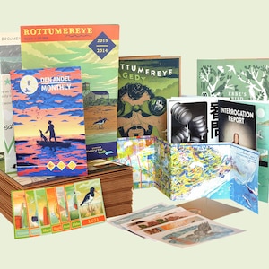 Einzigartiges Mord-Mystery-Spiel mit illustrierten Zines, Postkarten, Siebdruck, Hefte, Poster und mehr!