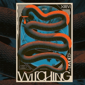 Pode incluir: Um cartaz com uma ilustração estilizada de uma cobra em tons de preto e laranja, com o texto "WITCHING + DIVIDED". A cobra está enrolada em torno de um círculo azul com padrões geométricos. A palavra "VERA" está no topo.
