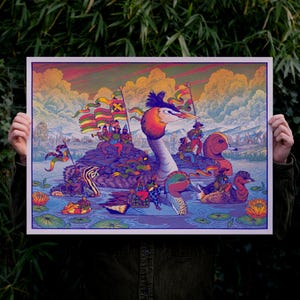 Op de afbeelding: Een kleurrijke kunstprint met een grillige scène van vogels en figuren op een meer. Het kunstwerk toont een verscheidenheid aan vogels, waaronder een grote kuifvogel, met figuren die op hun rug rijden. Het kleurenpalet omvat blauw, paars en oranje.