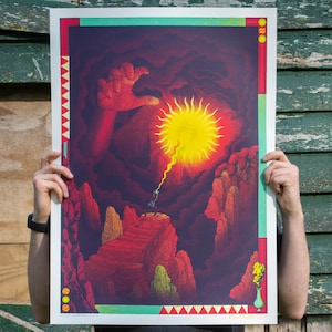 Op de afbeelding: Een psychedelische poster in rood, geel en groen. De poster toont een grote hand die uit de lucht reikt, een felgele zon en een figuur die een pad omhoog naar de zon loopt.