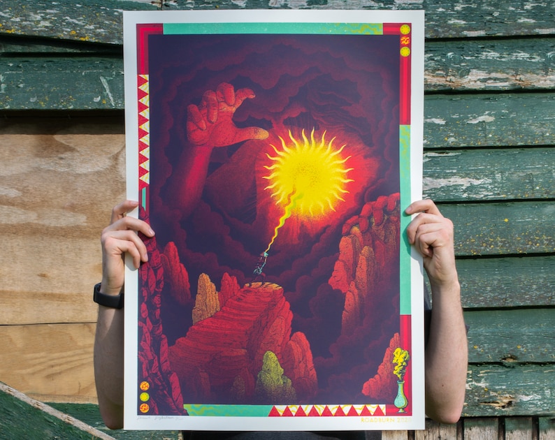 Op de afbeelding: Een psychedelische poster in rood, geel en groen. De poster toont een grote hand die uit de lucht reikt, een felgele zon en een figuur die een pad omhoog naar de zon loopt.
