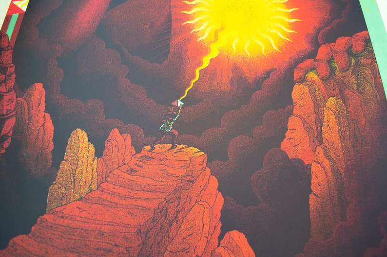 Op de afbeelding: Een gestileerde illustratie van een persoon die op een rotsachtige klif staat en een gloeiende bol vasthoudt die lichtstralen uitstraalt. De achtergrond is een donkere, bewolkte lucht met een vleugje rood.