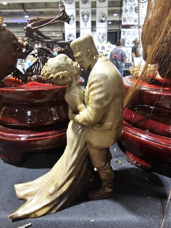 Mr and Mrs Frank fun reain statue