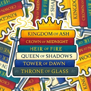 Könnte beinhalten: Ein Aufkleber mit einem Stapel Fantasy-Buchtitel: "Kingdom of Ash", "Crown of Midnight", "Heir of Fire", "Queen of Shadows", "Tower of Dawn" und "Throne of Glass". Eine goldene Krone und ein Schwert sind ebenfalls abgebildet.