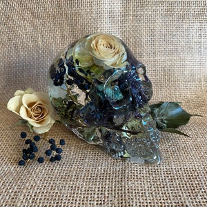 Resin skull made with your choice of flowers or colours