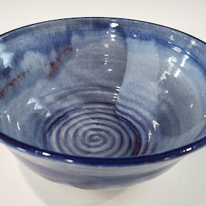 Ręcznie robiona niebiesko-biała miska kamionkowa, duża ceramiczna miska na sałatkę, ceramika toczona na kole garncarskim, prezent kuchenny