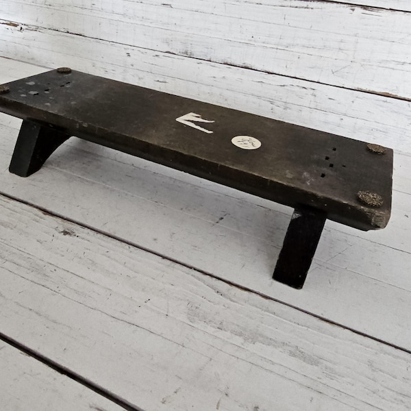 Pequeño soporte de madera oscura - Abollado y manchado
