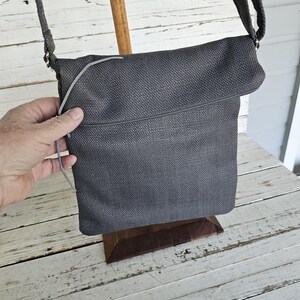 Bolso bandolera gris oscuro - Envío gratuito - Correa ajustable hecha a mano - Cierre con cremallera - Solapas - Interior forrado con divisores