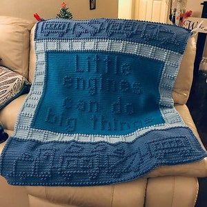 Può includere: Coperta per neonati in crochet blu e grigio con il testo "Little engines can do big things".
