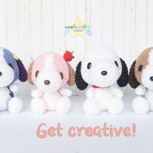 Pode incluir: Quatro brinquedos de pel&uacute;cia de cachorro de croch&ecirc; em diferentes cores. Os c&atilde;es est&atilde;o sentados em uma superf&iacute;cie branca. Os c&atilde;es est&atilde;o todos usando colares de diferentes cores. O texto "Get creative!" est&aacute; escrito abaixo dos c&atilde;es.