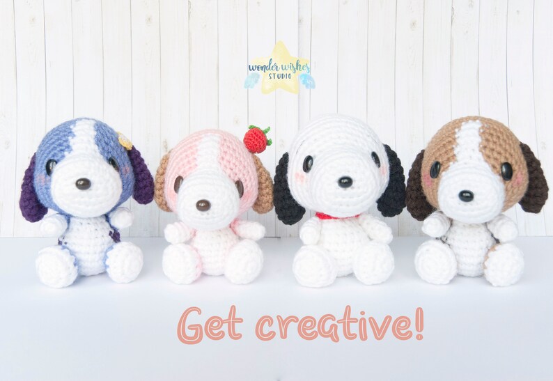 Pode incluir: Quatro brinquedos de pel&uacute;cia de cachorro de croch&ecirc; em diferentes cores. Os c&atilde;es est&atilde;o sentados em uma superf&iacute;cie branca. Os c&atilde;es est&atilde;o todos usando colares de diferentes cores. O texto "Get creative!" est&aacute; escrito abaixo dos c&atilde;es.