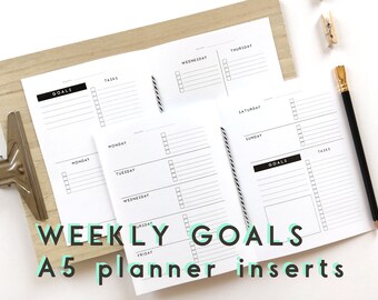 Puede incluir: Insertos de planificador semanal A5 con texto en blanco y negro. Las páginas del planificador incluyen secciones para objetivos, tareas y horarios diarios de lunes a domingo.