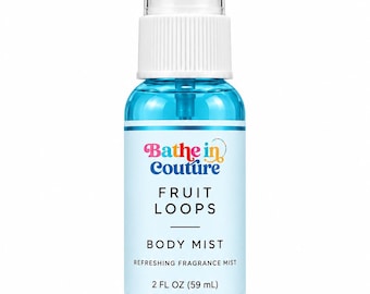 Könnte beinhalten: Eine durchsichtige Kunststoffsprühflasche gefüllt mit hellblauer Flüssigkeit. Das Etikett zeigt den Text Bathe in Couture, FRUIT LOOPS, BODY MIST, REFRESHING FRAGRANCE MIST und 59 mL. Sie hat einen weißen Pumpkopf und eine transparente Kappe.