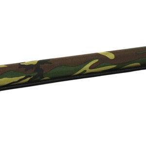 Puede incluir: Envoltura de manillar con estampado de camuflaje y borde negro. La envoltura est&aacute; hecha de un material suave y acolchado y est&aacute; dise&ntilde;ada para proteger los manillares del desgaste.