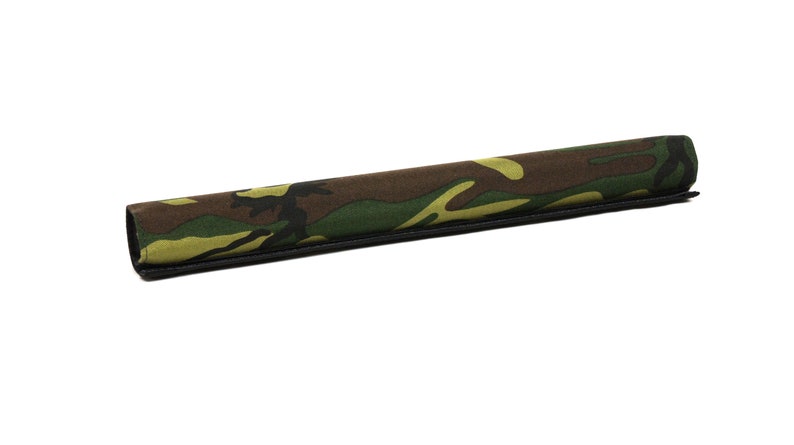 Puede incluir: Envoltura de manillar con estampado de camuflaje y borde negro. La envoltura est&aacute; hecha de un material suave y acolchado y est&aacute; dise&ntilde;ada para proteger los manillares del desgaste.