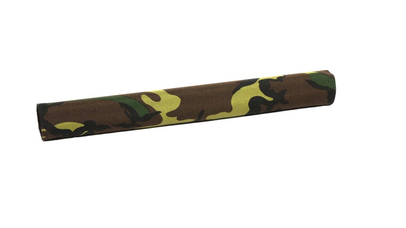 Puede incluir: Un tubo de tela con estampado de camuflaje, probablemente para usar como funda o cubierta protectora.