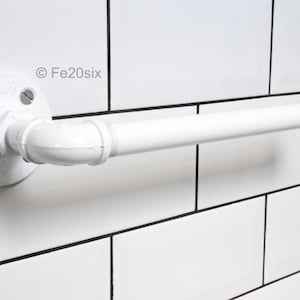 Vit industriell rörhållare för urban retro steampunk antik köksrulle. The Longbridge av Fe20six