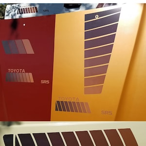 K&ouml;nnte beinhalten: Dunkelbraune Autoaufkleber mit Farbverlauf. Die Aufkleber zeigen das Toyota-Logo und den Text SR5. Die Farbpalette umfasst Braunt&ouml;ne und Gold. Das Bild zeigt auch einen separaten Streifen mit Aufklebern.