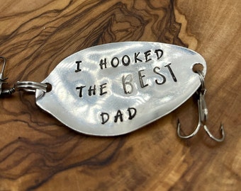 Señuelo de pesca con cuchara de plata personalizado para el Día del Padre. Un regalo único para él. Señuelo de pesca personalizado para papá.