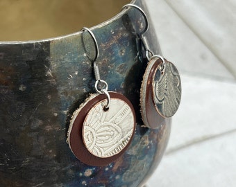 Boucles d'oreilles en argent et cuir fabriquées à partir de plateaux plaqués argent antiques et cuir recyclé, bijoux de style bohème
