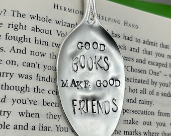 Marcador de Livros Colher de Prata "Bons Livros Fazem Bons Amigos" Marcador de Livros Vintage Carimbado à Mão - Presente para Amantes de Livros - Presente Exclusivo para Professores