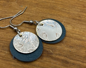 Boucles d'oreilles pendantes en argent et cuir fabriquées à partir de plateaux vintage plaqués argent et cuir recyclé, bijoux en argenterie, cadeau unique pour elle,
