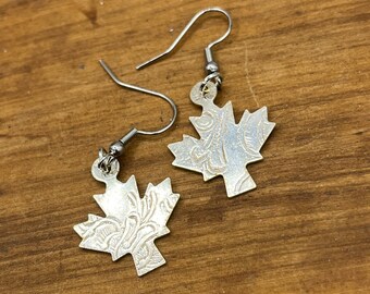 Boucles d'oreilles en argent feuille d'érable fabriquées à partir de plateaux vintage plaqués argent, bijoux en argenterie, cadeau unique pour elle, bijoux Canadiana, amoureux de la nature