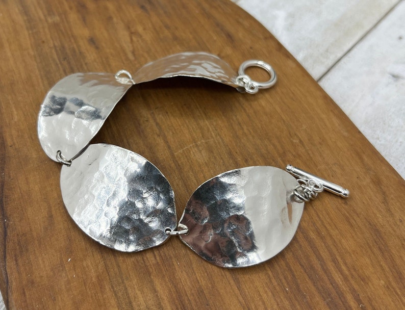 Bracelet en argent fabriqué à partir de bols de cuillères vintage aplatis et texturés. Bracelet bijoux en argenterie, cadeau pour elle unique image 1