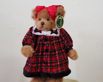 Bearington Bears-MacKenie MacBearington, 34 cm de haut, robe en velours côtelé à carreaux, boutons/poignets/ourlet en velours noir, col blanc, pose mobile