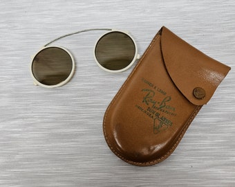 Occhiali da sole Ray-Ban a clip, lenti di collegamento con barra in argento goffrato, cerchi in plastica, custodia in pelle, verde scuro