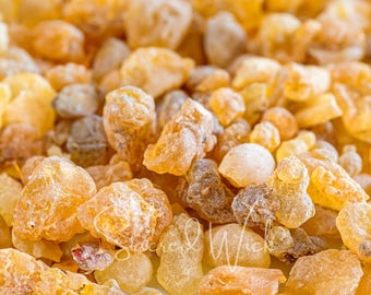 Peut inclure: Gros plan sur un tas de résine d'encens de couleur brun doré. La résine est de forme irrégulière et a une apparence translucide.